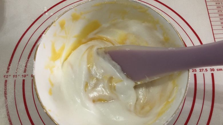 纸杯蛋糕,将三分之一的蛋白加入蛋黄浆里切拌均匀。（记住：是上下切拌，不是划圈搅拌）