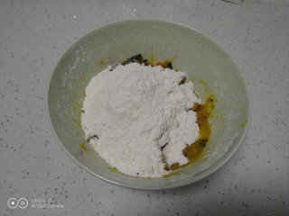 南瓜豆沙包,加入面粉。