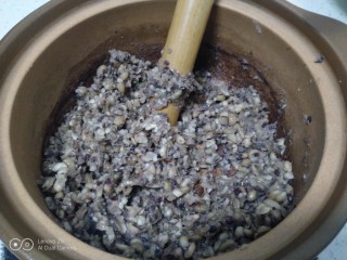 南瓜豆沙包,用擀面杖捣碎。