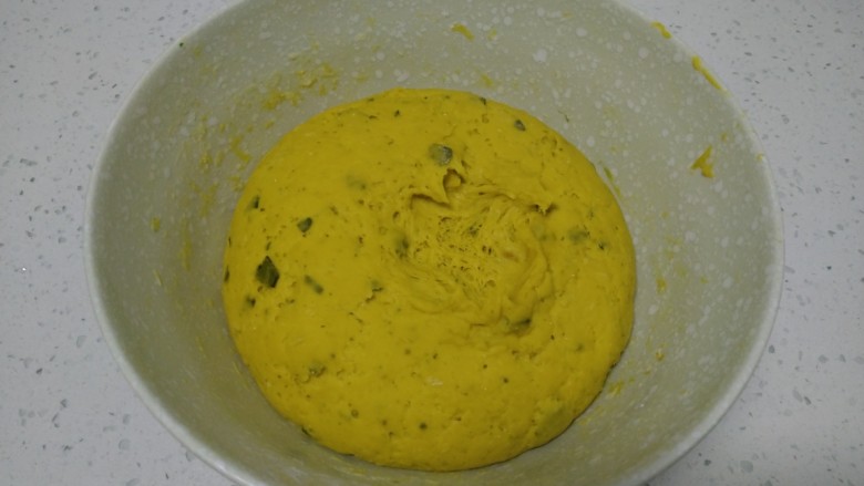 南瓜豆沙包,待面团发酵至2倍大。