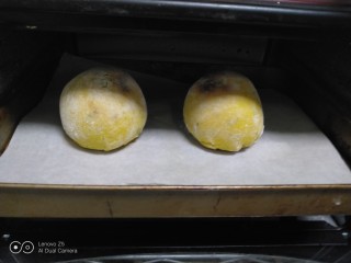南瓜豆沙包,180度烤20分钟，注意观察，5分钟后盖上锡纸，避免颜色过重。