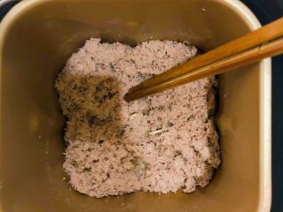 宝宝辅食之牛肉松,时间还剩30分钟时，每10分钟用筷子搅拌一下，以防止烤的不均匀。