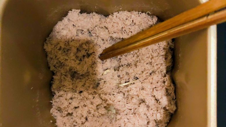 宝宝辅食之牛肉松,时间还剩30分钟时，每10分钟用筷子搅拌一下，以防止烤的不均匀。
