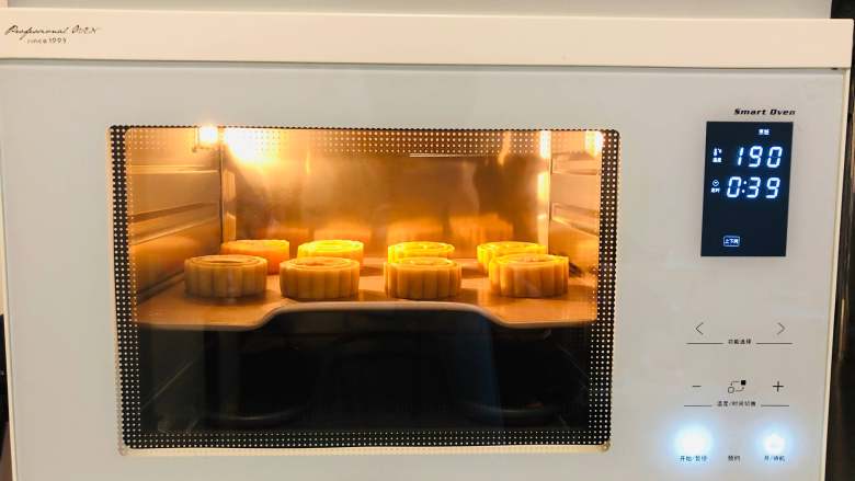 卡通萌趣月饼,提前把烤箱预热到190度。把制作完成的月饼放入预热好的烤箱，190度烘烤7分钟，