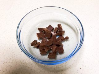 巧克力甜甜圈,把75%含量的黑巧克力掰碎放入玻璃碗中