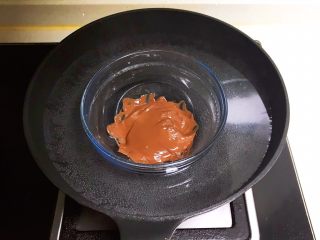 巧克力甜甜圈,把黑巧克力完全融化成液体