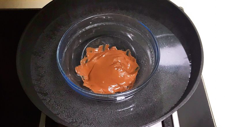 巧克力甜甜圈,把黑巧克力完全融化成液体