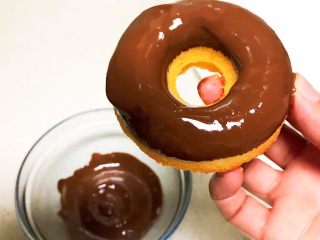 巧克力甜甜圈,让甜甜圈的一面均匀的蘸上一层黑巧克力