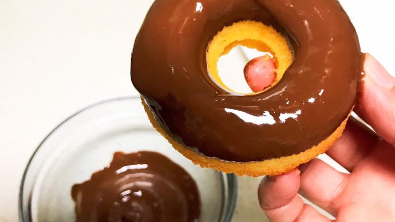 巧克力甜甜圈,让甜甜圈的一面均匀的蘸上一层黑巧克力