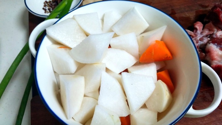 秋季进补：牛肉萝卜汤,萝卜和胡萝卜滚刀切小块，不喜欢胡萝卜的可以去掉胡萝卜