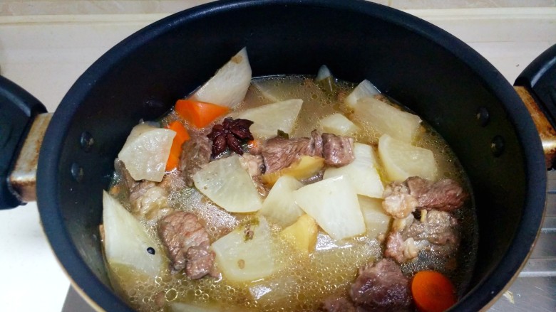 秋季进补：牛肉萝卜汤,继续炖了近40分钟，尝了一下，肉口感刚好，萝卜入口即化