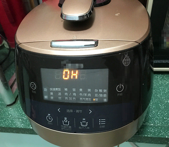 冬日暖心菜 红豆糙米粥,第四步：时间到了，机器会发出提示后会自动进入保温状态。