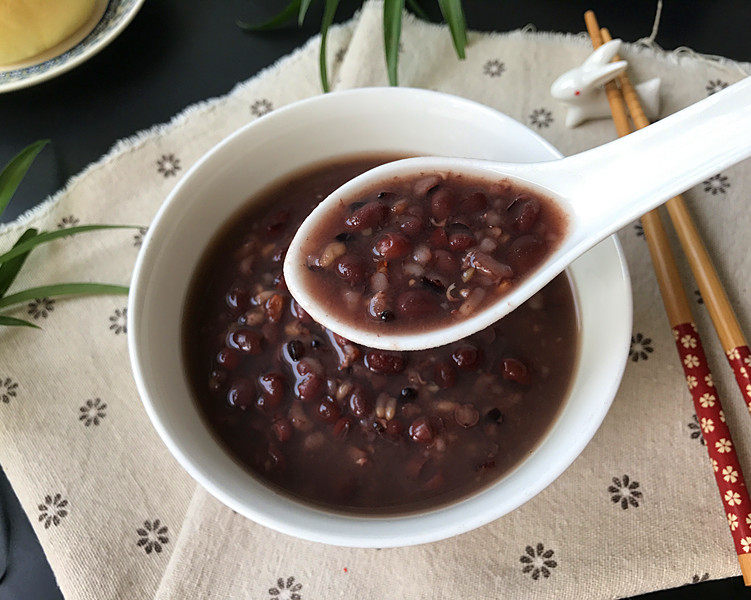 冬日暖心菜 红豆糙米粥,软软糯糯的很好吃。