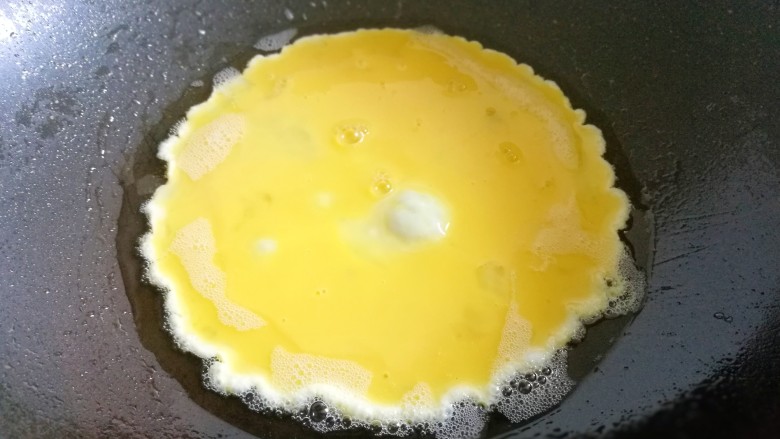 丝瓜炒鸡蛋,热锅热油煎熟切小块。