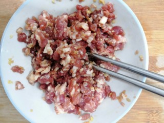 油豆腐酿肉,用筷子搅拌均匀，腌制10分钟