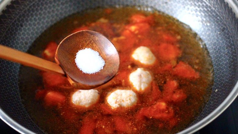 金针菇墨鱼丸子汤,再根据个人口味，加入适量的盐调味。