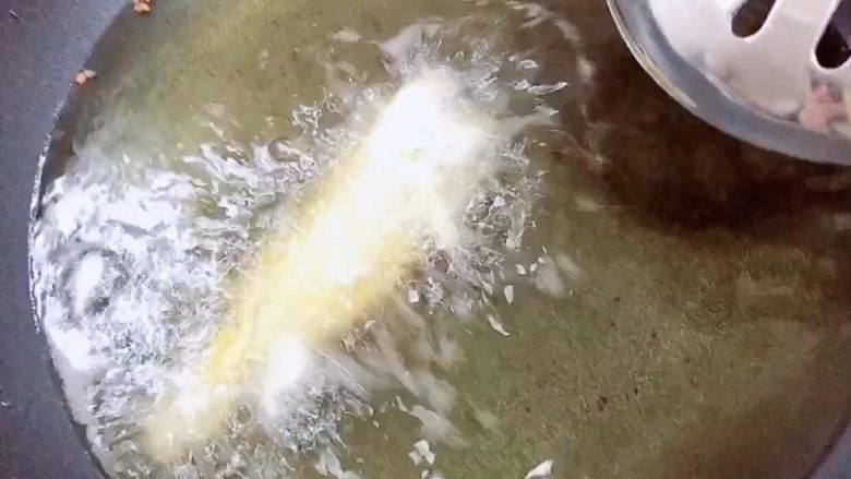 酥炸小黄鱼（天妇罗版）,裹好一条放入锅中炸，陆续一个个的放入，改为中火炸。