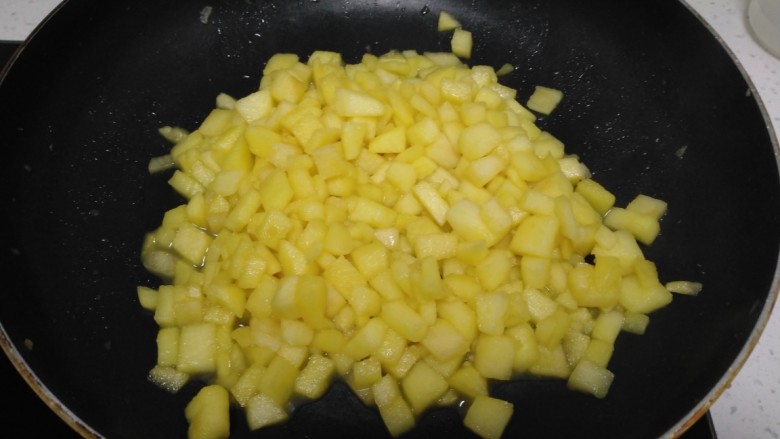 黑米苹果、蜜枣、葡萄干包子,中小火炒至苹果水分变干。