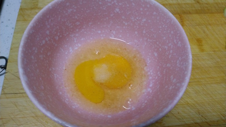 土豆、鸡蛋椒盐小饼,<a style='color:red;display:inline-block;' href='/shicai/ 9'>鸡蛋</a>打入碗中，加入少许盐。