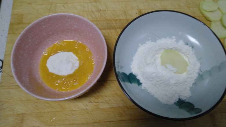 土豆、鸡蛋椒盐小饼,取一个土豆均匀粘上<a style='color:red;display:inline-block;' href='/shicai/ 519'>面粉</a>，放入鸡蛋液中均匀裹上蛋液。