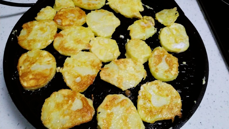 土豆、鸡蛋椒盐小饼,翻面煎至两面金黄。