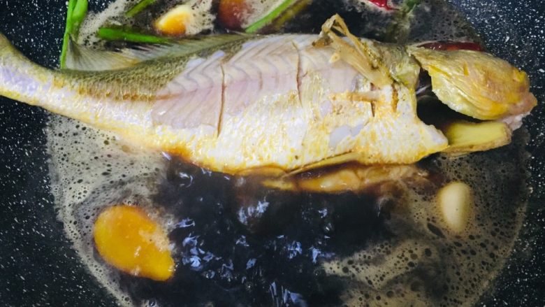 彩椒鲈鱼,大火煮开，焖煮15分钟