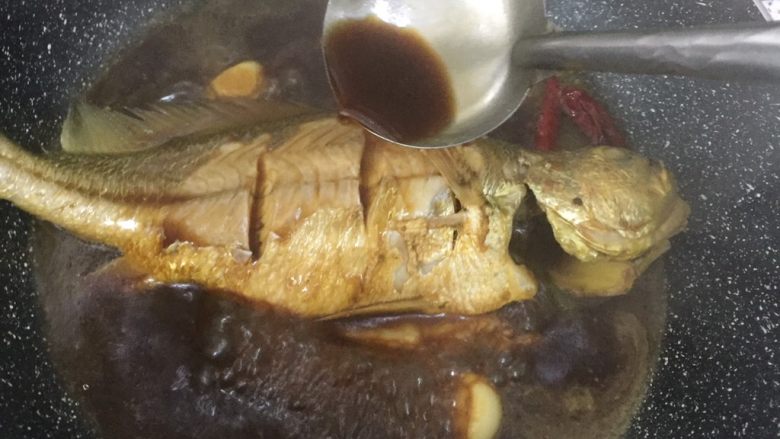彩椒鲈鱼,开盖用勺子将汤汁淋在上边