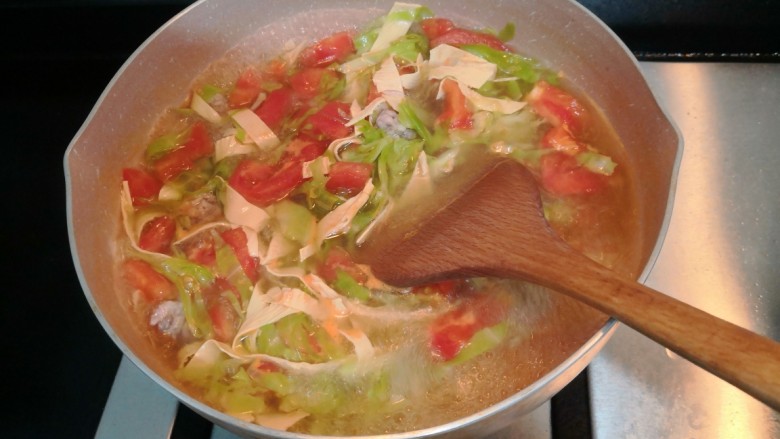 陕西胡辣汤,用铲子，翻拌均匀，继续烧煮