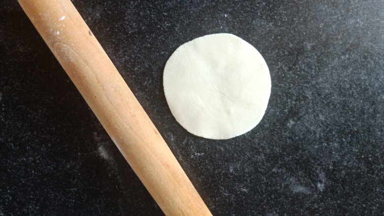 玉米秋叶煎饺,用擀面杖将剂子擀成直径约7厘米的圆皮