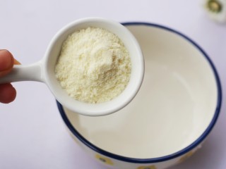 香蕉牛奶烤燕麦,将澳优能立多G4奶粉冲泡成牛奶。