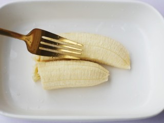 香蕉牛奶烤燕麦,香蕉去皮压成泥。