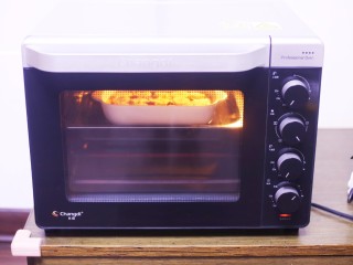 香蕉牛奶烤燕麦,放入预热好的烤箱，180度上下火中层烤20分钟即可。