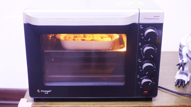 香蕉牛奶烤燕麦,放入预热好的烤箱，180度上下火中层烤20分钟即可。
