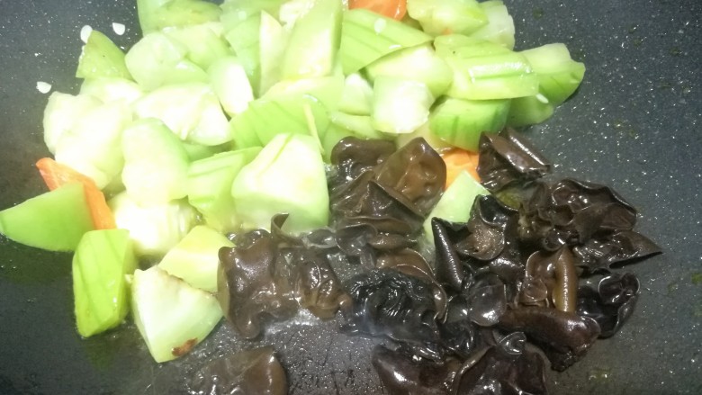 丝瓜木耳菌菇汤,加入木耳。