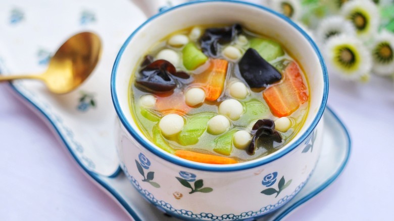 丝瓜木耳菌菇汤,超级好喝。