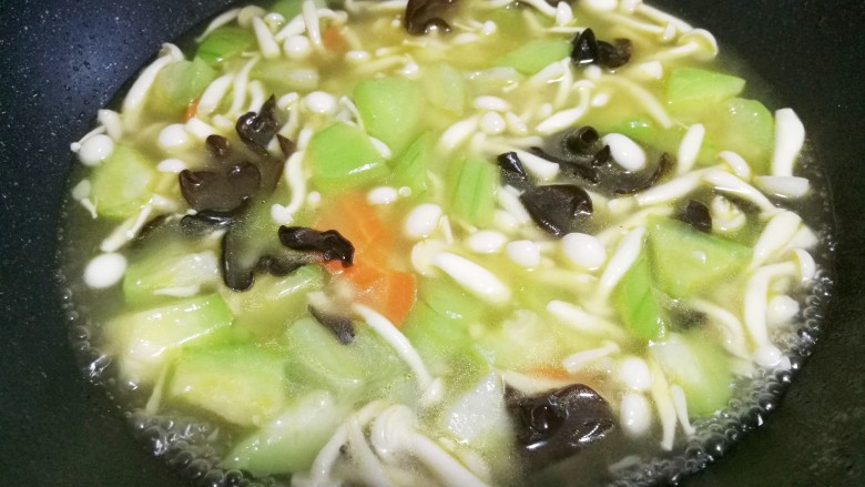 丝瓜木耳菌菇汤,加一大碗水煮开。