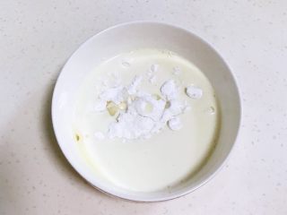 青花瓷冰皮月饼,白色冰皮：牛奶、糯米粉、粘米粉、澄面、细砂糖和玉米油混合拌匀。
