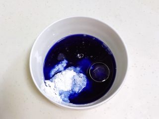 青花瓷冰皮月饼,蓝色冰皮：过滤出45克蝶豆花水，加入糯米粉、粘米粉、澄面、细砂糖和玉米油，搅拌均匀。