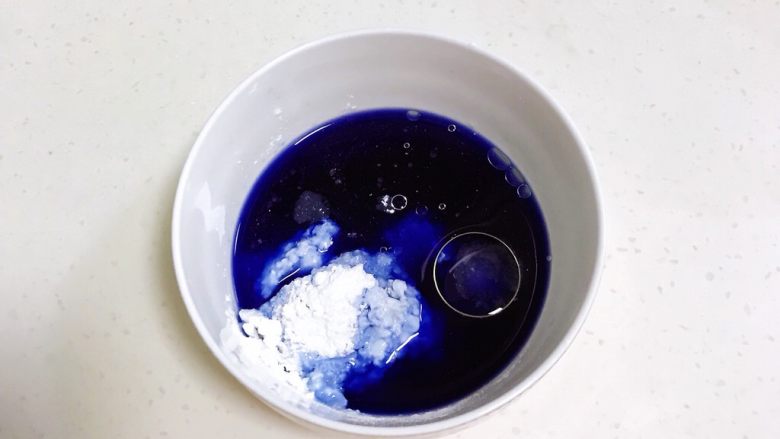 青花瓷冰皮月饼,蓝色冰皮：过滤出45克蝶豆花水，加入糯米粉、粘米粉、澄面、细砂糖和玉米油，搅拌均匀。