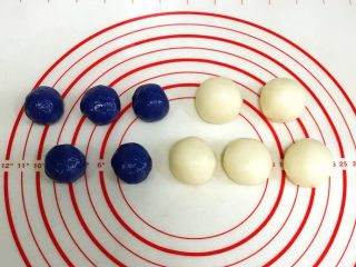 青花瓷冰皮月饼,两个颜色的冰皮均分成5份。
