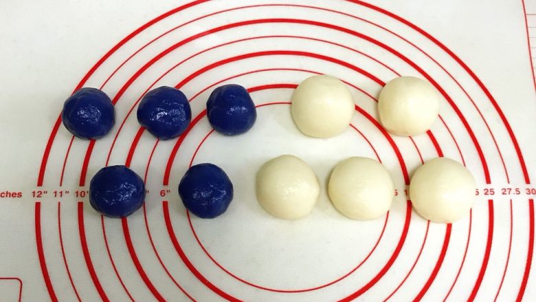 青花瓷冰皮月饼,两个颜色的冰皮均分成5份。