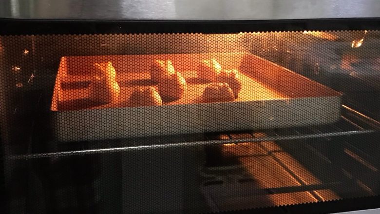 玉兔烧果子,入预热好的烤箱中，上下火160度约烤13分钟。