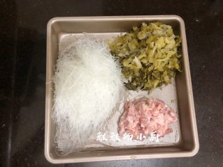 胡萝卜粉丝酸菜肉末包子,酸菜洗干净，挤干水分，切成碎放一边备用，泡丝泡软一样的切碎，猪肉剁碎