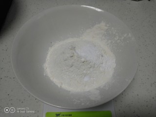 蒸蛋糕,面粉中放入泡打粉。