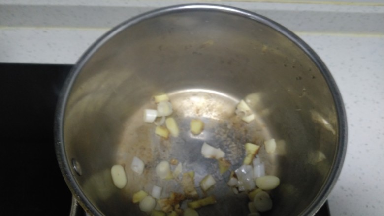 丝瓜酸辣粉,锅中放入适量油，炒香葱、姜、蒜。