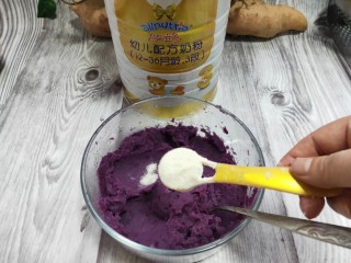 奶香紫薯糯米球,一半加三勺奶粉搅拌均匀。