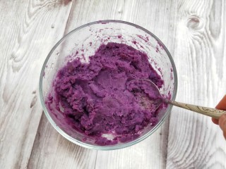 奶香紫薯糯米球,用勺子压成泥。