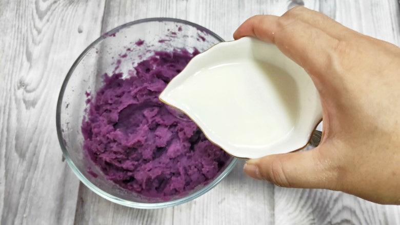 奶香紫薯糯米球,紫薯分成两份，一份加适量的淀粉揉成面条。