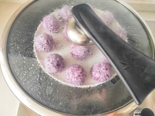 奶香紫薯糯米球,锅中放水，加入糯米团，蒸15分钟。