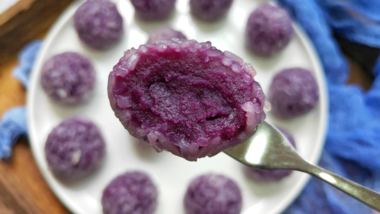 奶香紫薯糯米球,咬一口糯糯的，并且奶香味十足。